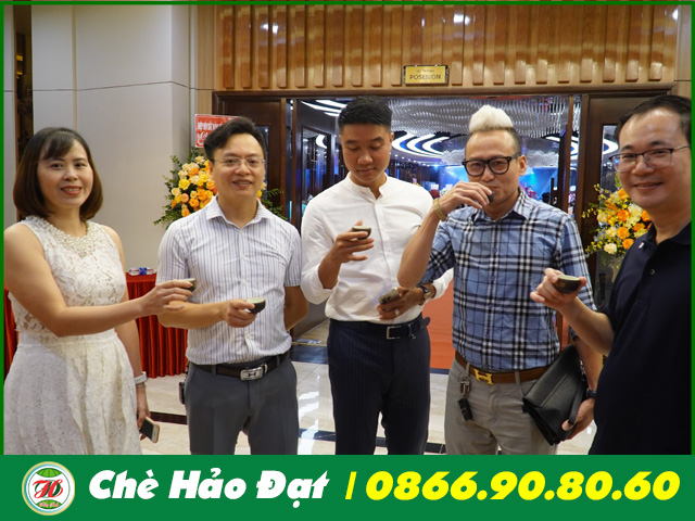 khách hàng thưởng trà hảo đạt